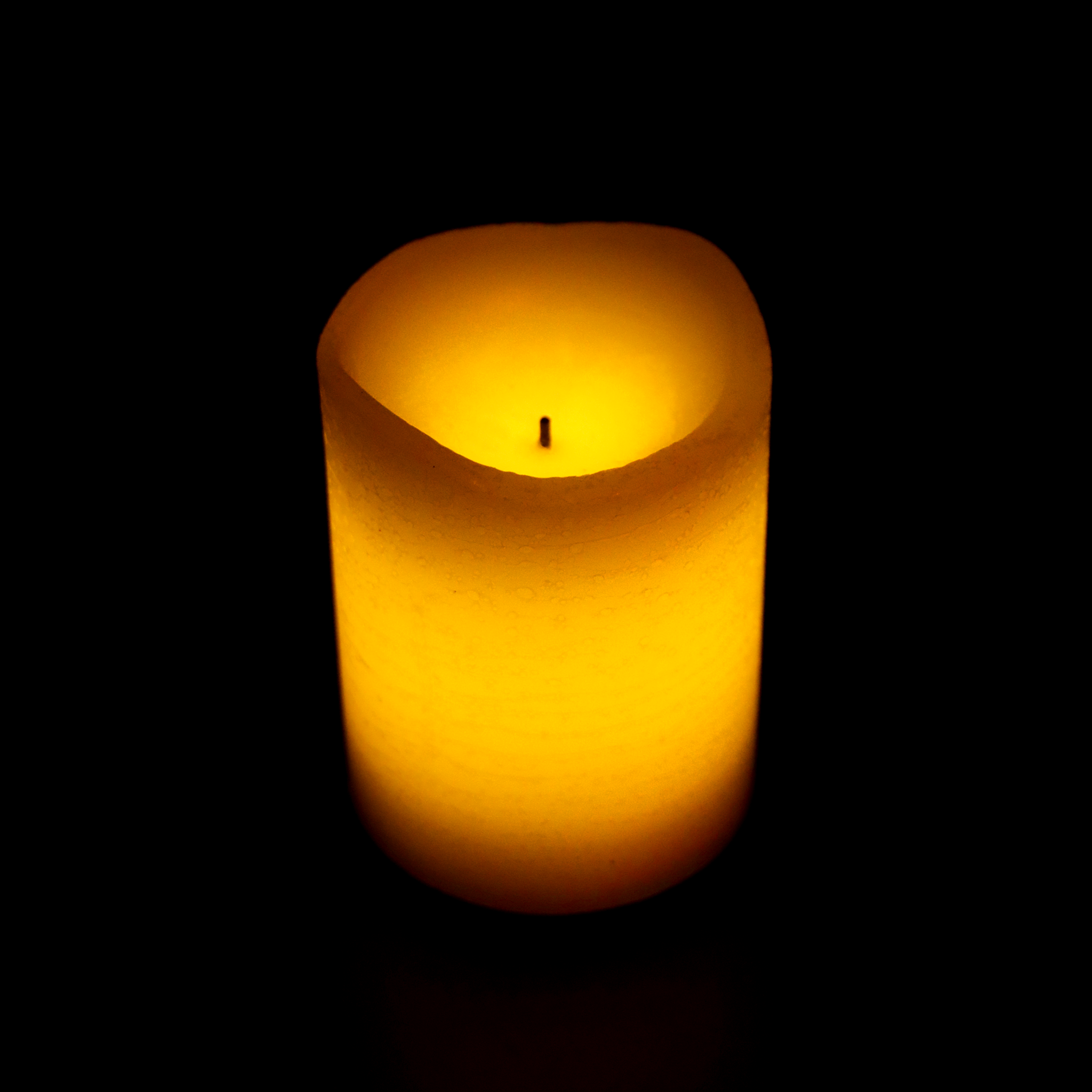 Video laden: Cremefarbene Pillar Battery Vanille-Duftkerze, 10,2 cm